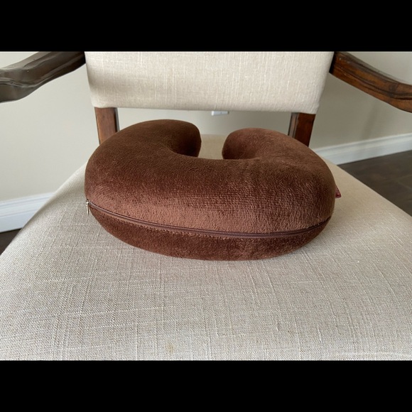 2/$25💙Memory Foam Travel Pillow like new - Picture 3 of 4